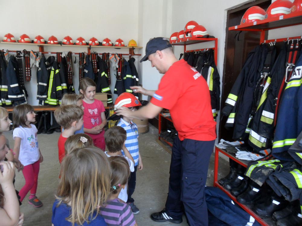 Djeca posjetila vatrogasce