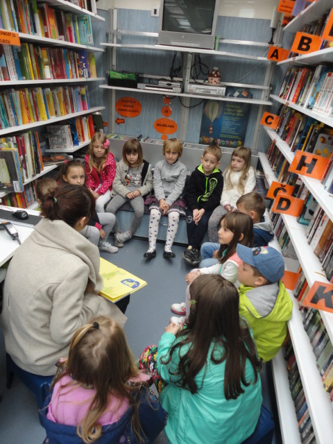 Potočići slušali priču u Bibliobusu