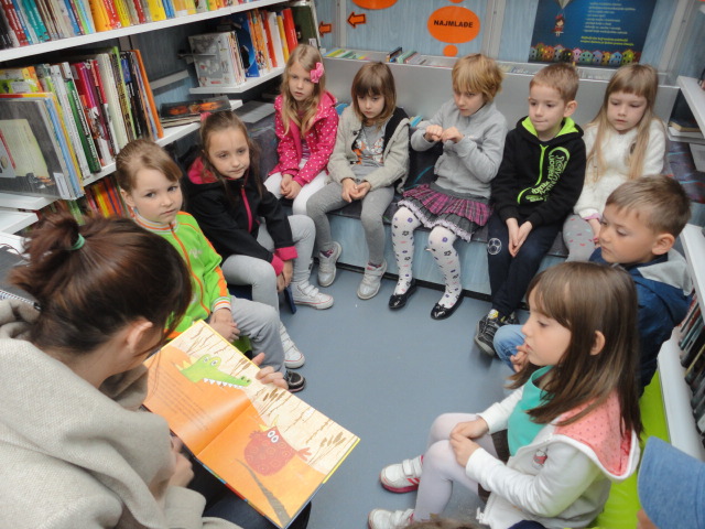 Potočići slušali priču u Bibliobusu