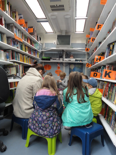 Potočići slušali priču u Bibliobusu