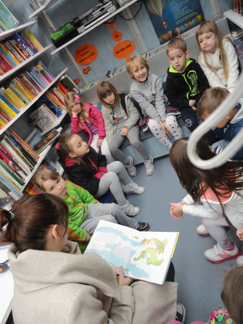 Potočići slušali priču u Bibliobusu