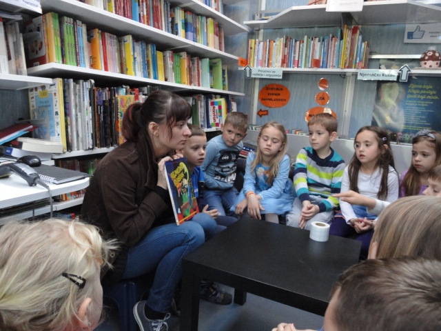 Predškolci iz „Potočića“ na radionici u Bibliobusu