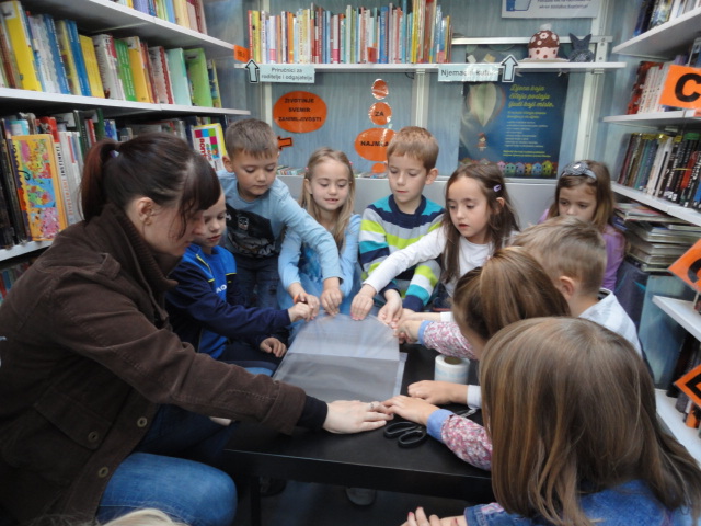 Predškolci iz „Potočića“ na radionici u Bibliobusu