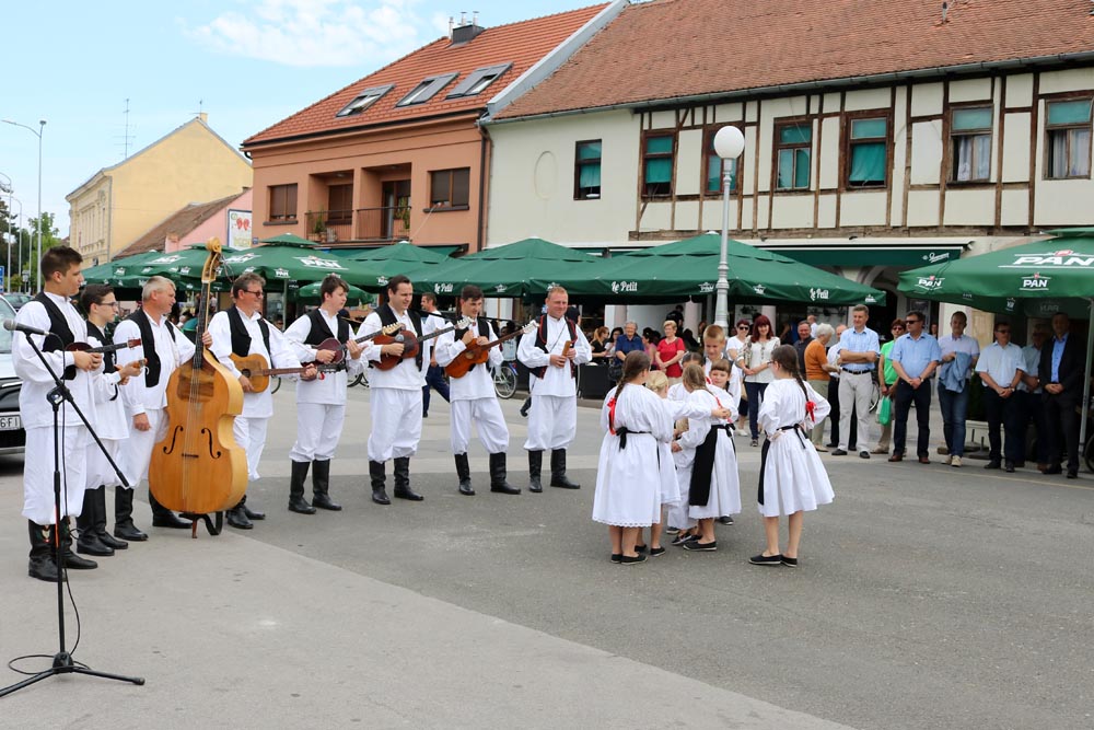 Dječja folklorna grupa KUD-a Rudar i tamburaški sastav nastupili na otvorenju Dana povrća KKŽ