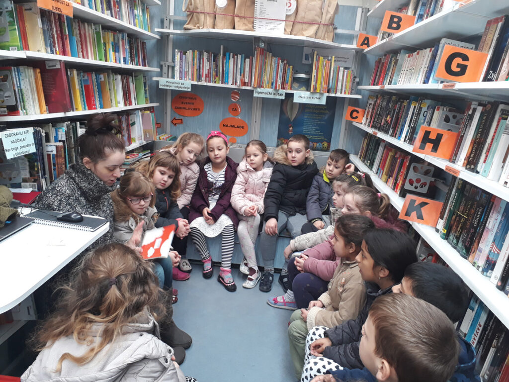 Predškolci u ˝Bibliobusu˝
