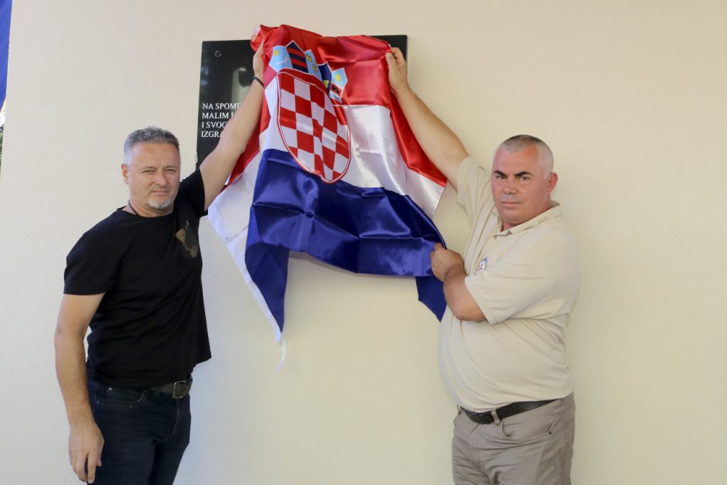 Otkrivena spomen ploča na spomen svim hrvatskim braniteljima