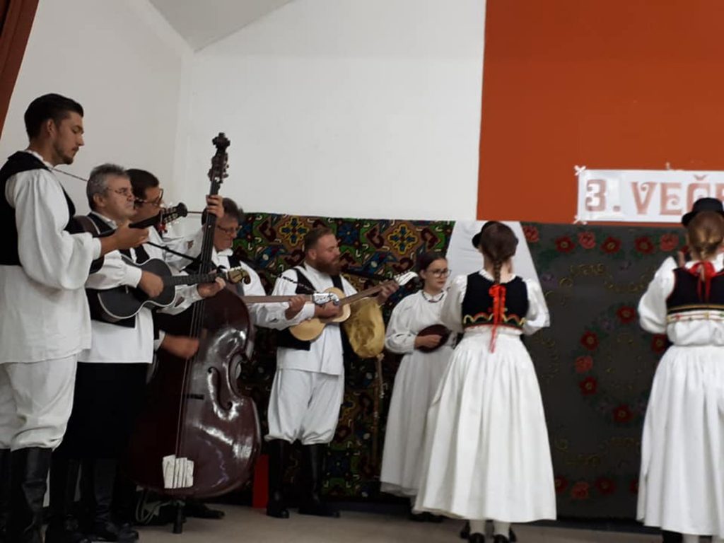 Folklorna i tamburaška grupa KUD-a Rudar sudjelovala na Večerima folklora                                        u Velikom Pogancu