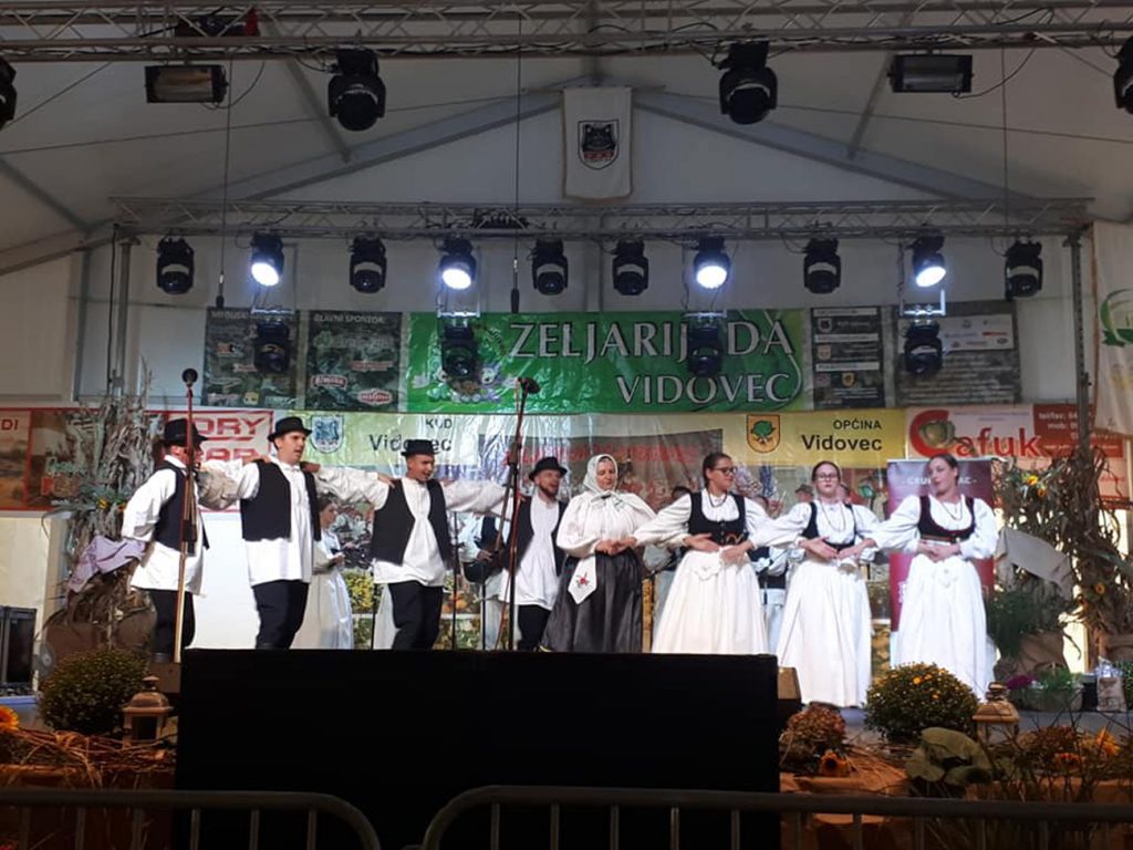 Mali i veliki folkloraši KUD-a Rudar uz pratnju tamburaša sudjelovali na 22. Zeljarijadi u Vidovcu