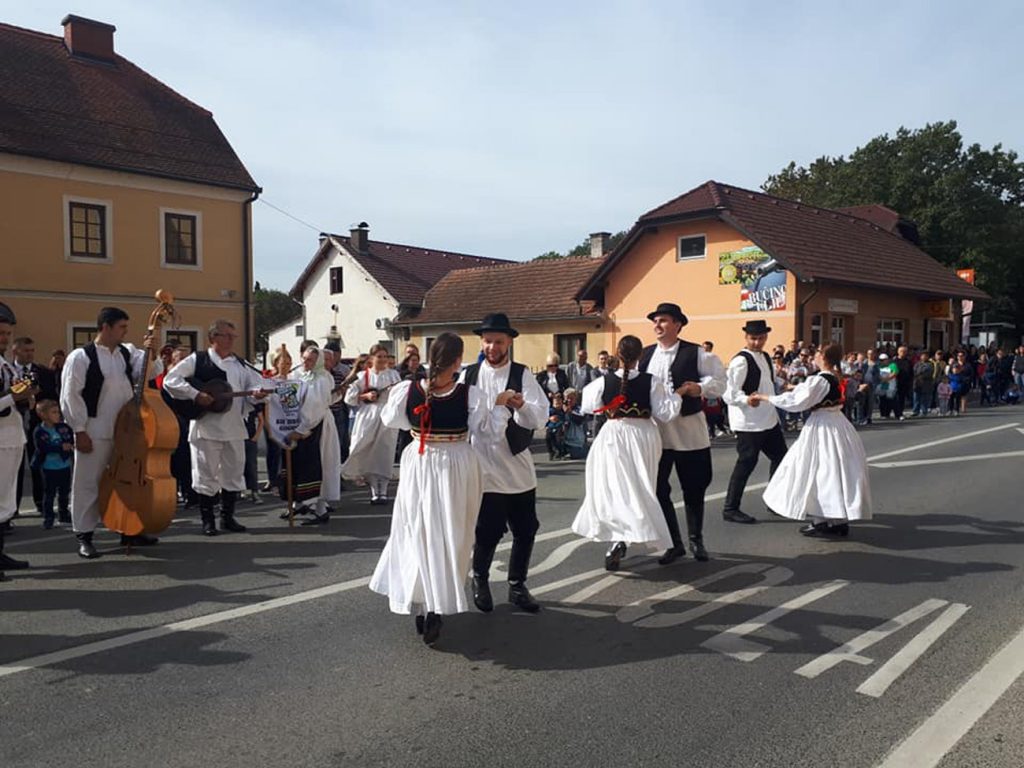 Mali i veliki folkloraši KUD-a Rudar uz pratnju tamburaša sudjelovali na 22. Zeljarijadi u Vidovcu